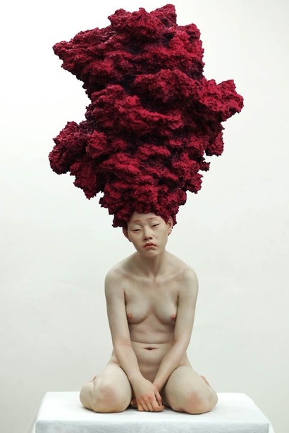 Nacido en 1975 en Corea , Xooang Choi obtuvo su maestría en escultura en la Universidad Nacional de Seúl en 2005. Ya durante sus estudios, fue reconocido por sus pequeñas esculturas figurativas hechas de arcilla polimérica pintada.