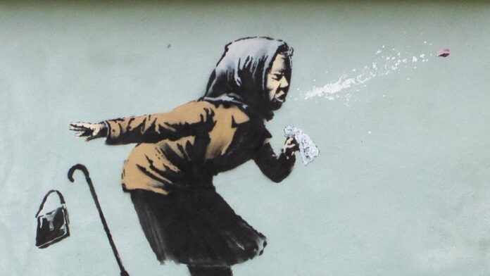 El artista callejero Banksy ha dado a conocer su última obra, que representa a una mujer mayor con un pañuelo en la cabeza, estornudando con tanta fuerza que la dentadura postiza sale volando.