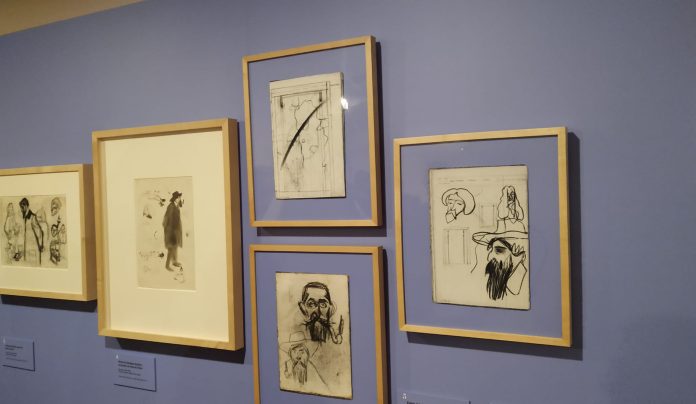 Picasso jugó con Rusiñol en sus retratos, representándole curvado y acompañado de su inseparable pipa. También le disfrazó como el caballero del Greco con la mano en el pecho, como un genio a la espera de recibir la gloria que merecía o incluso como un hombre sometido por un crítico mientras acariciaba, una vez más, la gloria